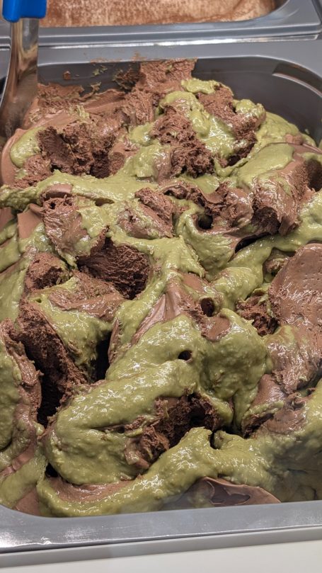 Helado de leche de chocolate y veteado de pistacho kataifi