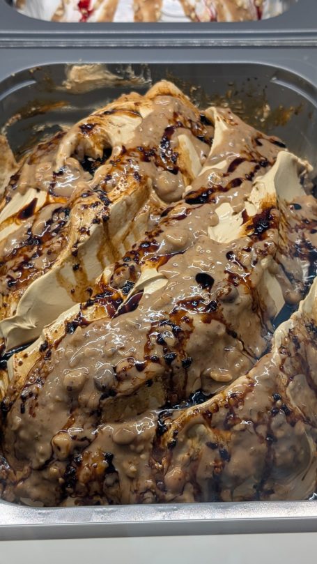 Helado vegano de caramelo salado, almendra crujiente y trocitos de avellanas